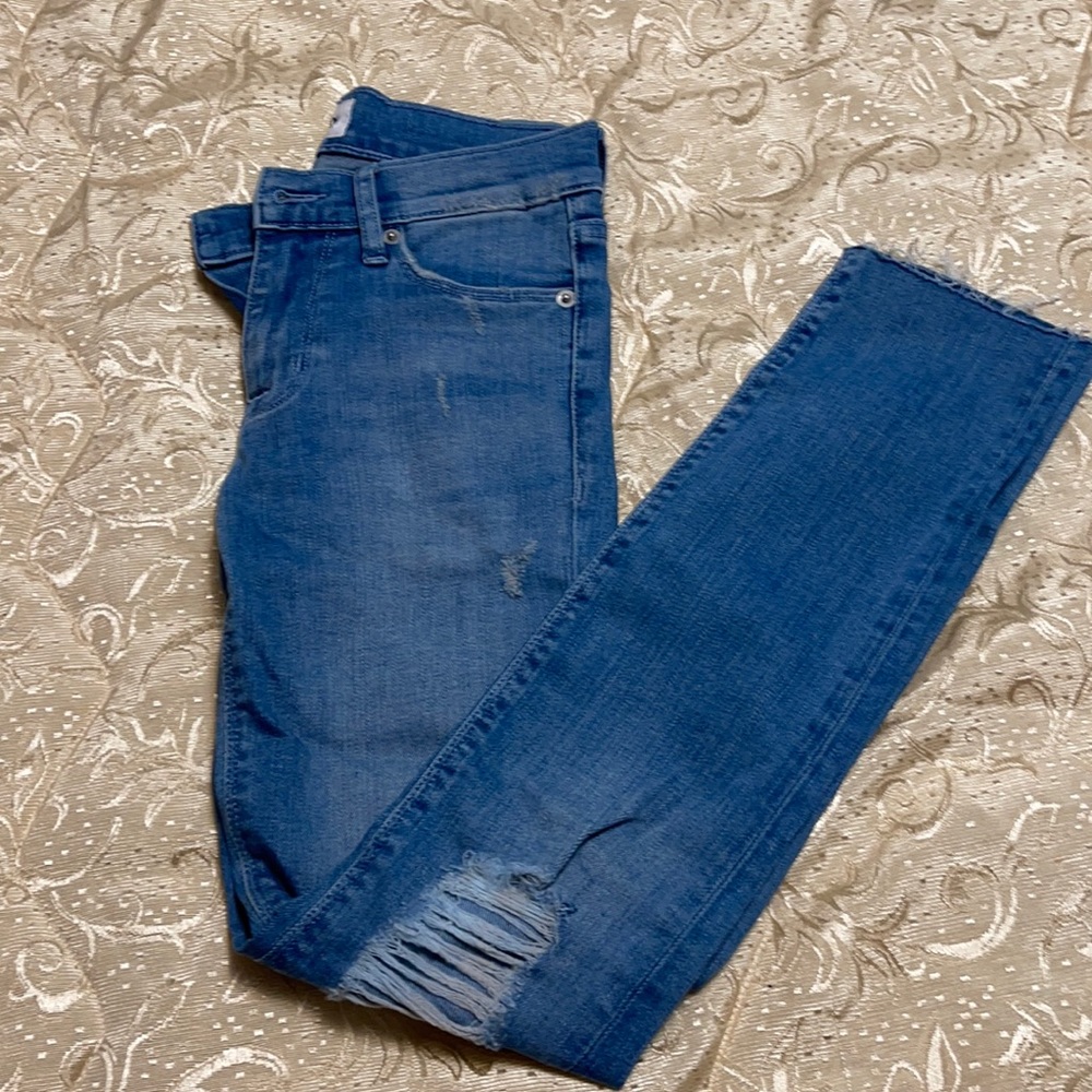 NWOT LIGHTWASHED DISTRESSED HUDSON TALLY CROPPED SKINNY JEANS